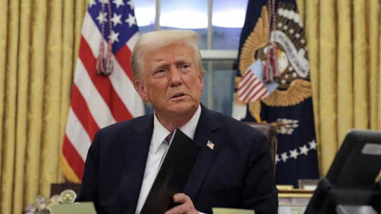 Trump scrambles to 'de-escalate' as immigration crackdown sparks ...