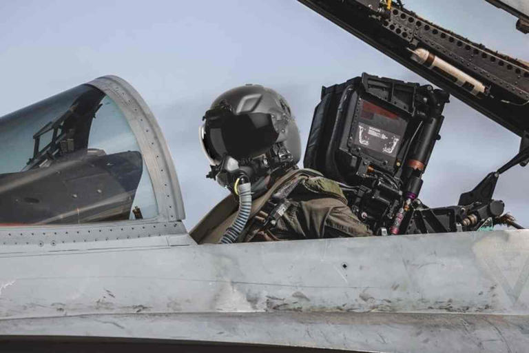アメリカ海軍、固定翼航空機の乗員用新しいヘルメットを選定