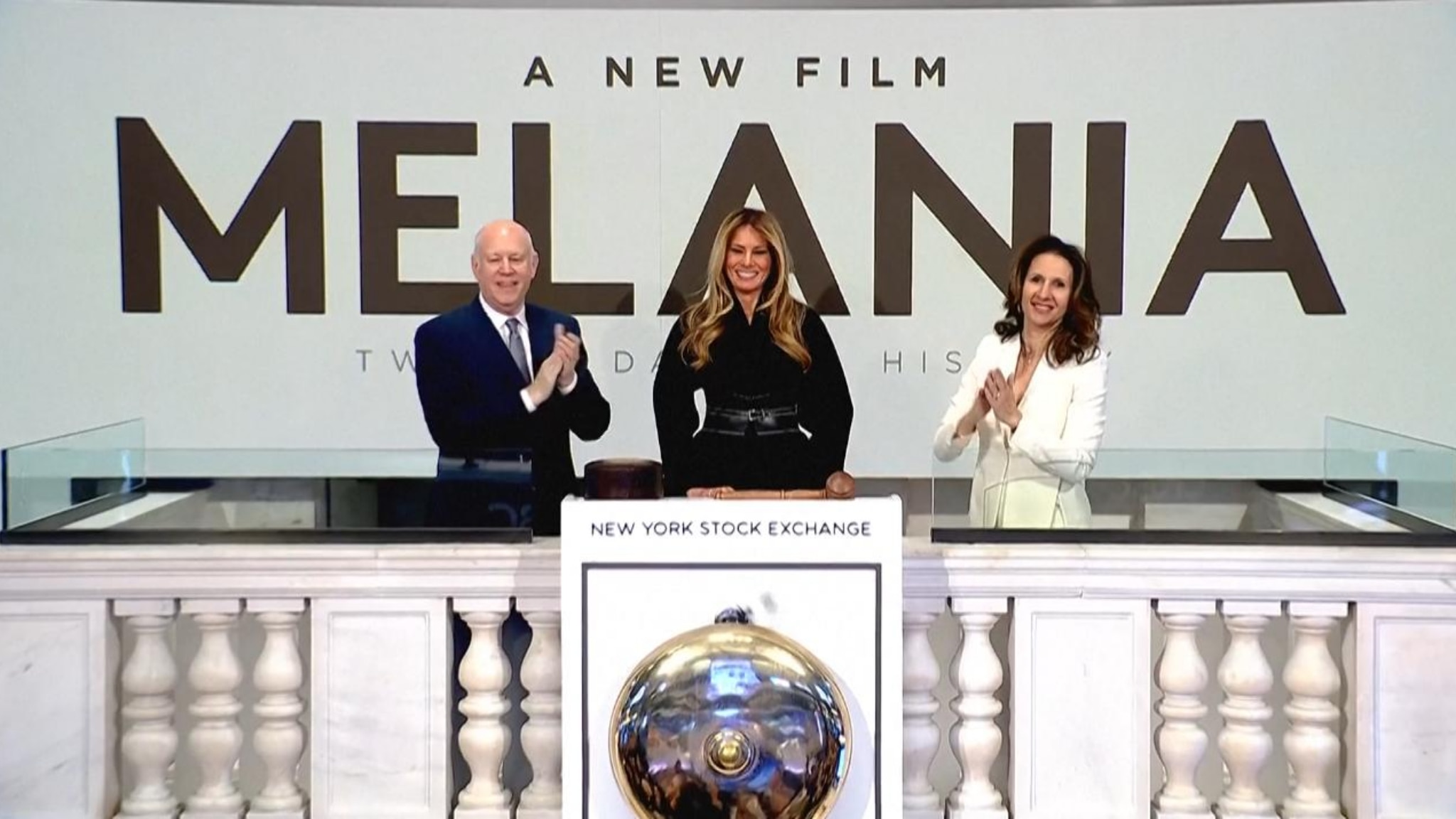 melania-trump-suona-la-campanella-della-borsa-per-lanciare-il-film