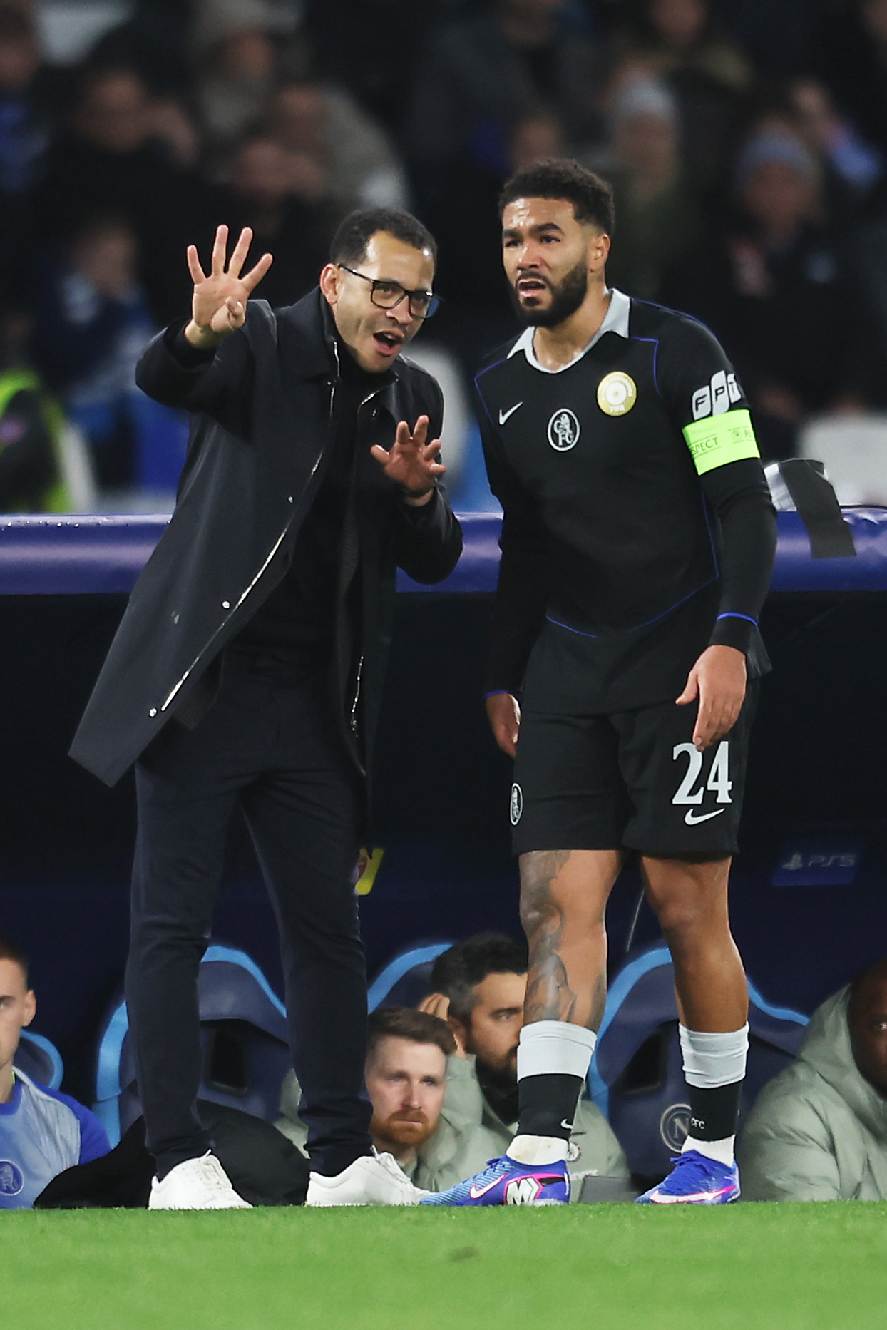 Liam Rosenior explica el enfoque táctico y elogia la mentalidad colectiva del Chelsea en la remontada contra el Nápoles