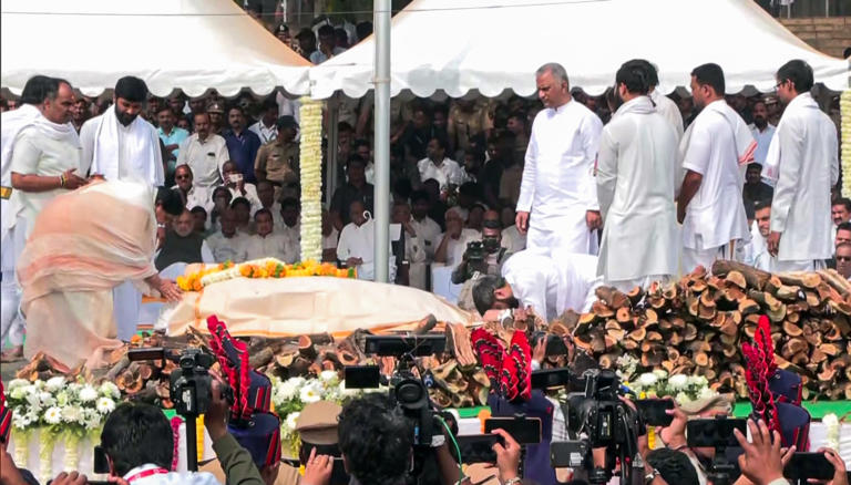 ‘अजित दादा अमर रहें’ के नारों के बीच हुआ अजित पवार का अंतिम संस्कार