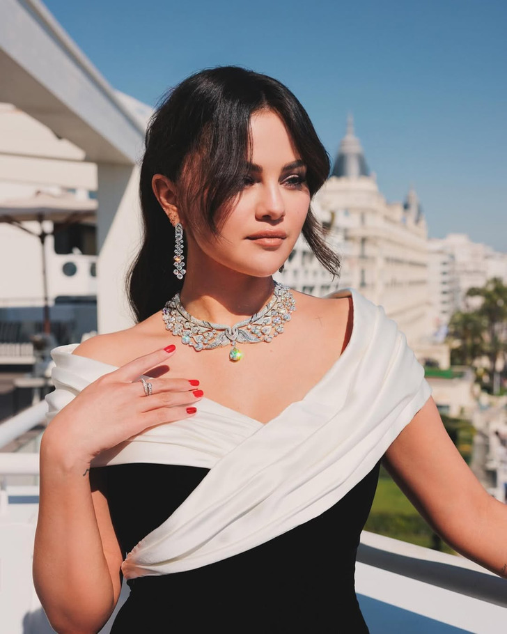 Selena Gomez drops all glam in new photo and glows like never before