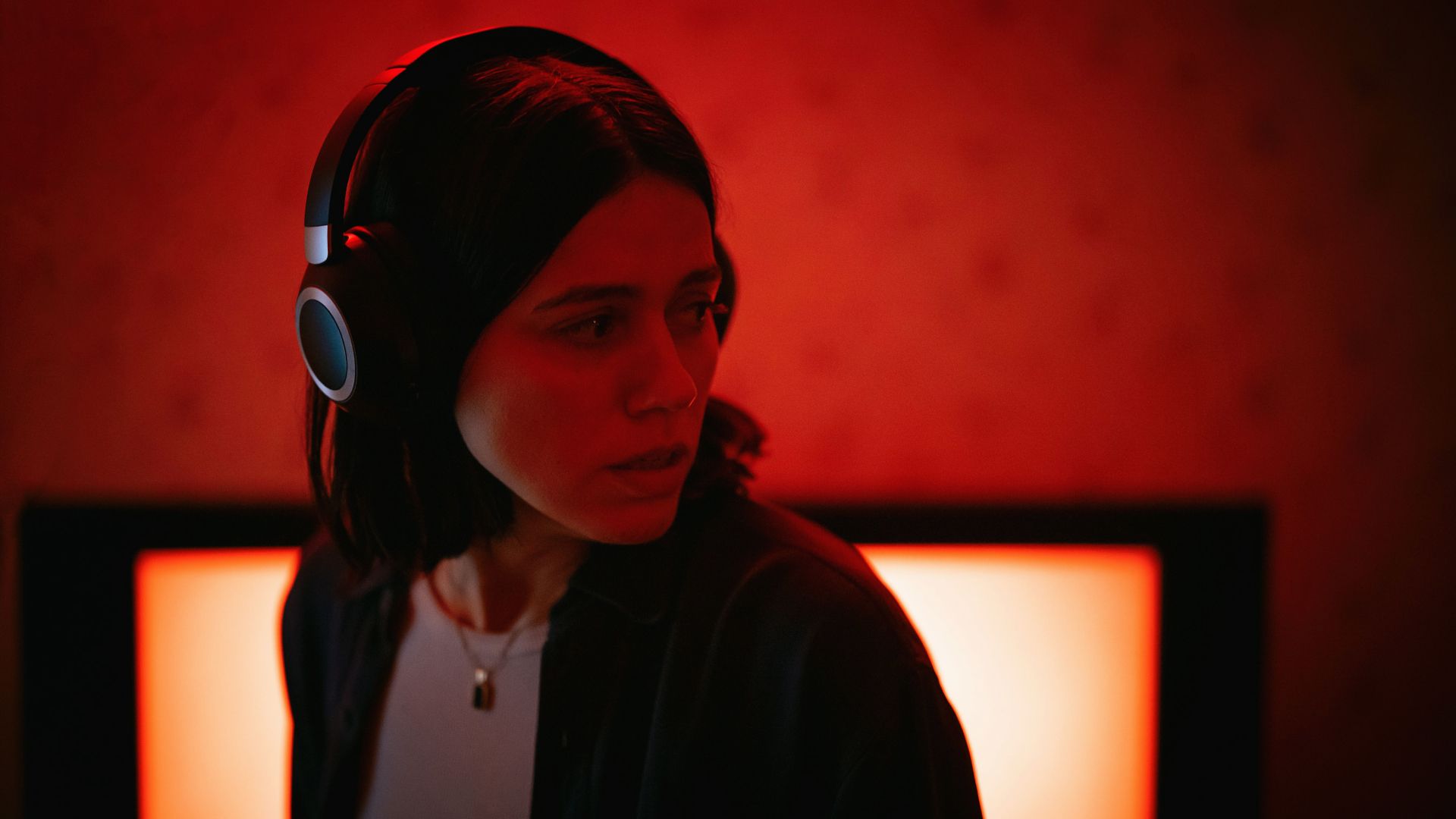 'undertone' review: A24 Horror Thriller Weaponizes Our Imagination