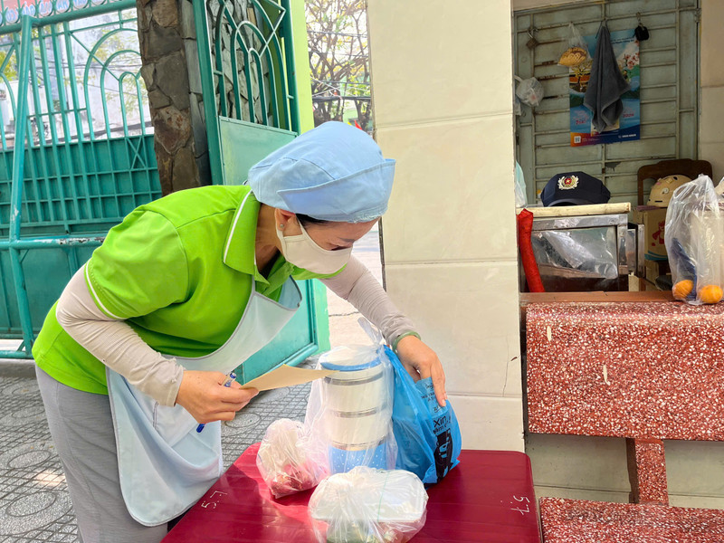 Vụ nghi thịt bẩn vào hàng loạt trường ở TPHCM: 'Hiệu trưởng bủn rủn tay chân'