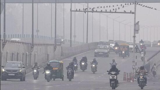 Moderate fog envelopes Delhi; min temp above normal, air quality ...