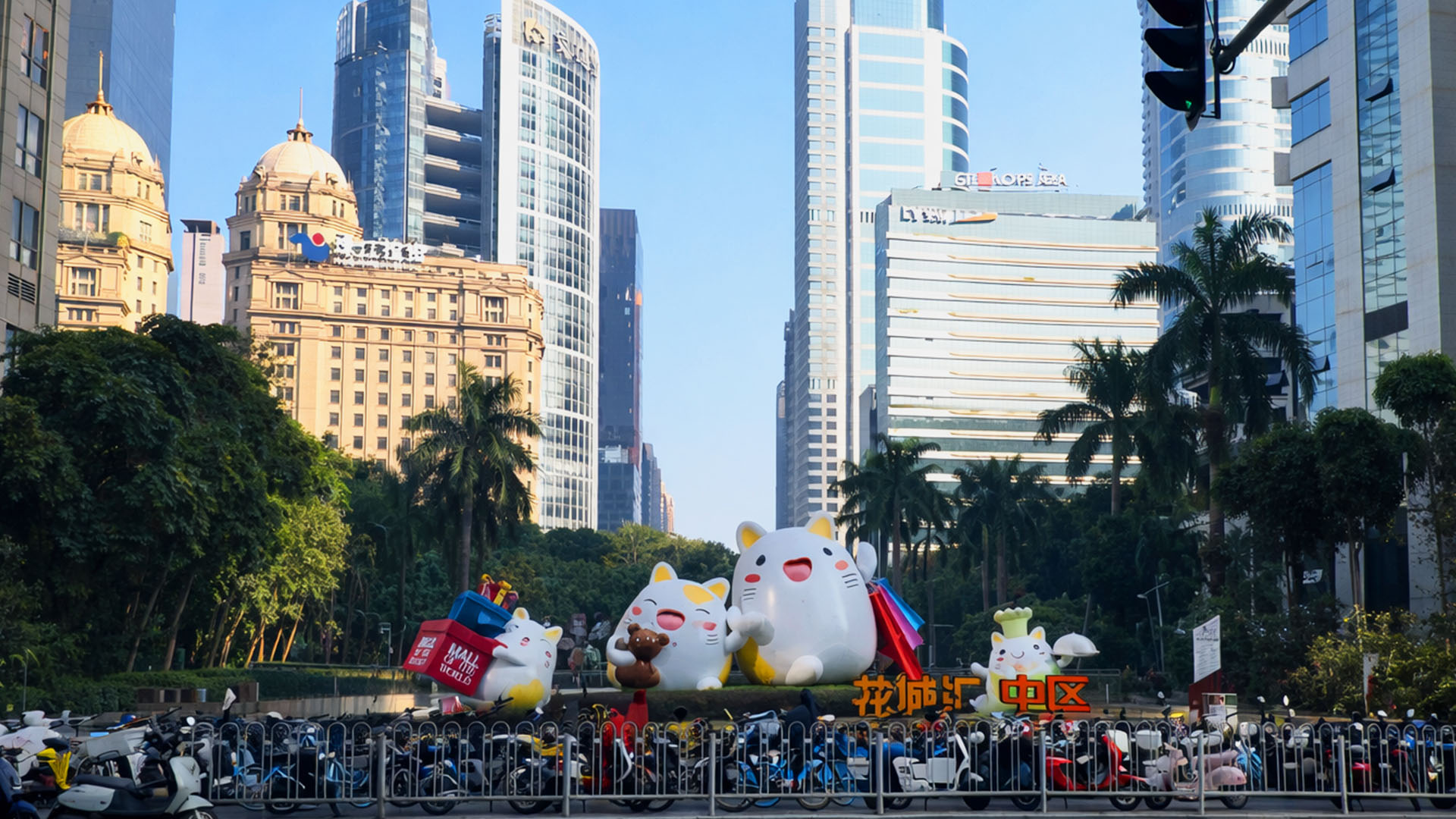 Figuras de gatos gigantes decoran las calles de China