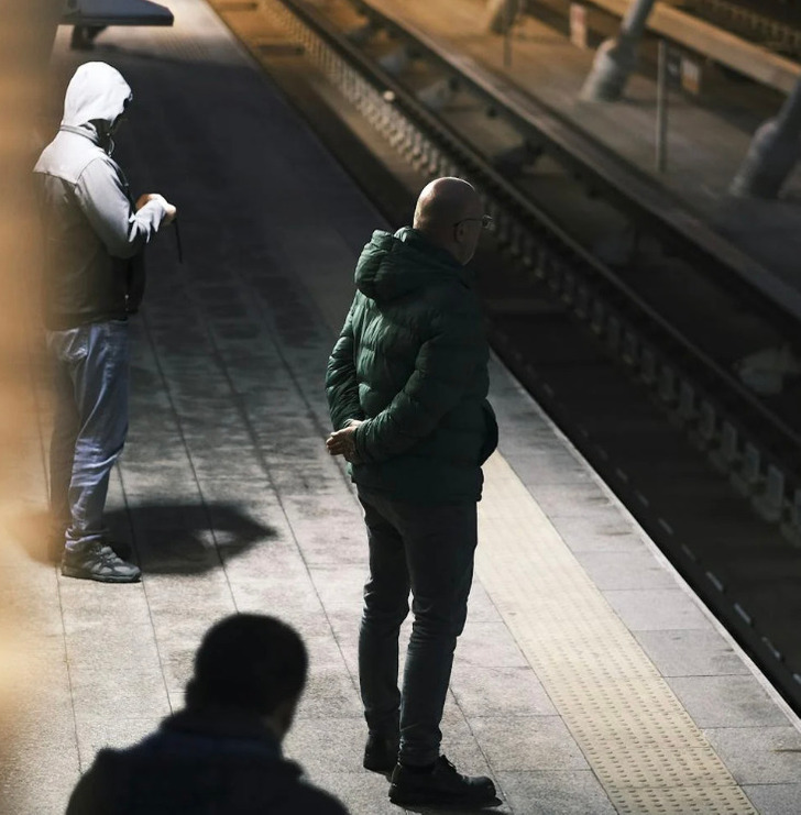 16 Moments That Show Kindness Takes Seconds but Echoes for a Lifetime
