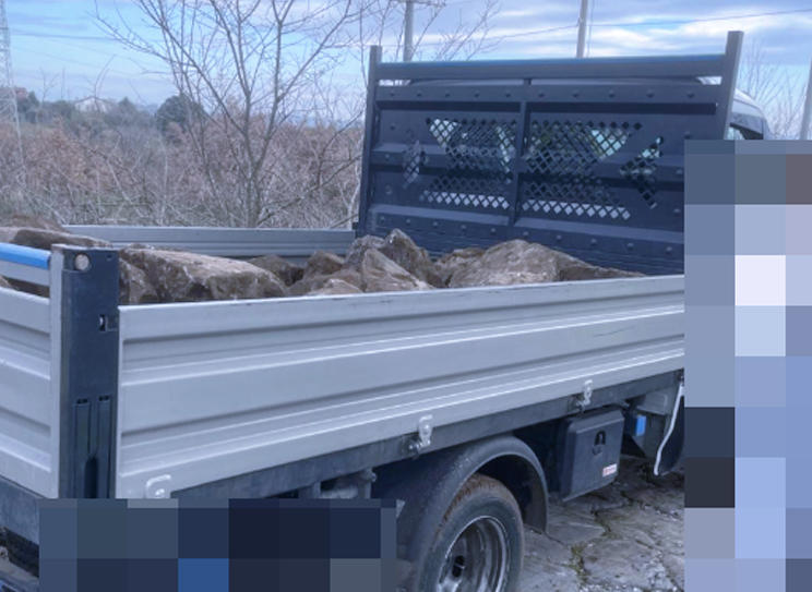 Basolato romano divelto per la fibra ottica: la denuncia dello scempio su un tratto della Francigena del Lazio (FOTO)