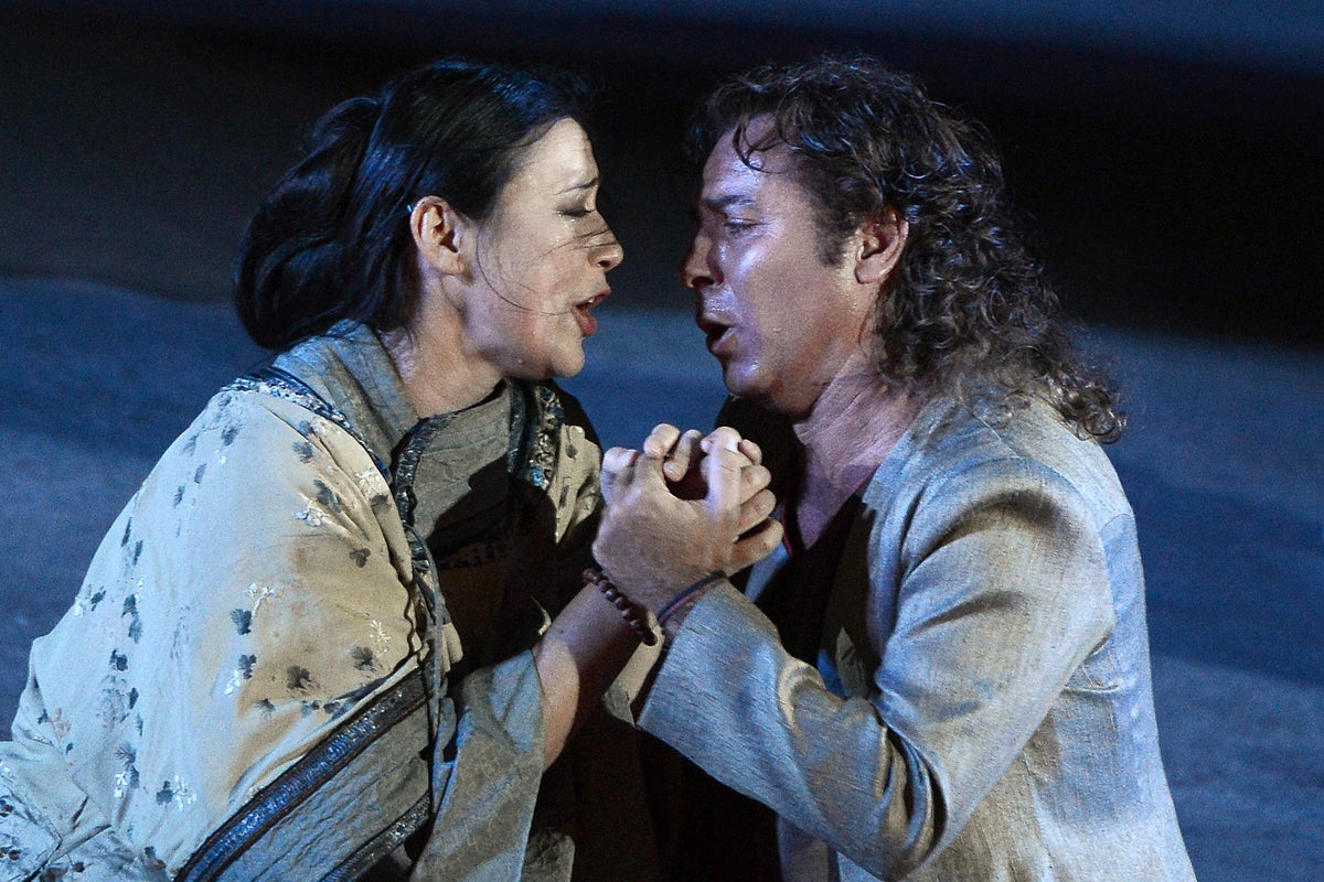 Audience members boo after Royal Opera chief steps in for sick tenor