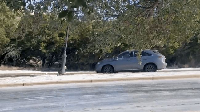 Car spins out on icy road in Texas