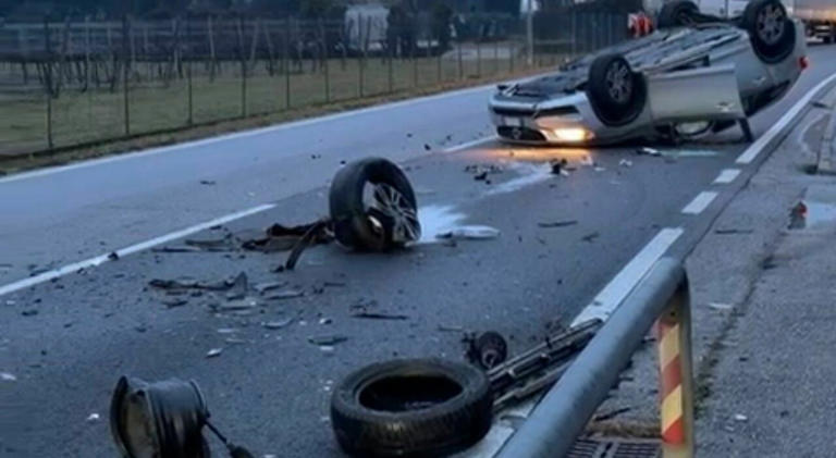 Incidente tra due auto sulla SP34: una macchina si ribalta, l'altra ...