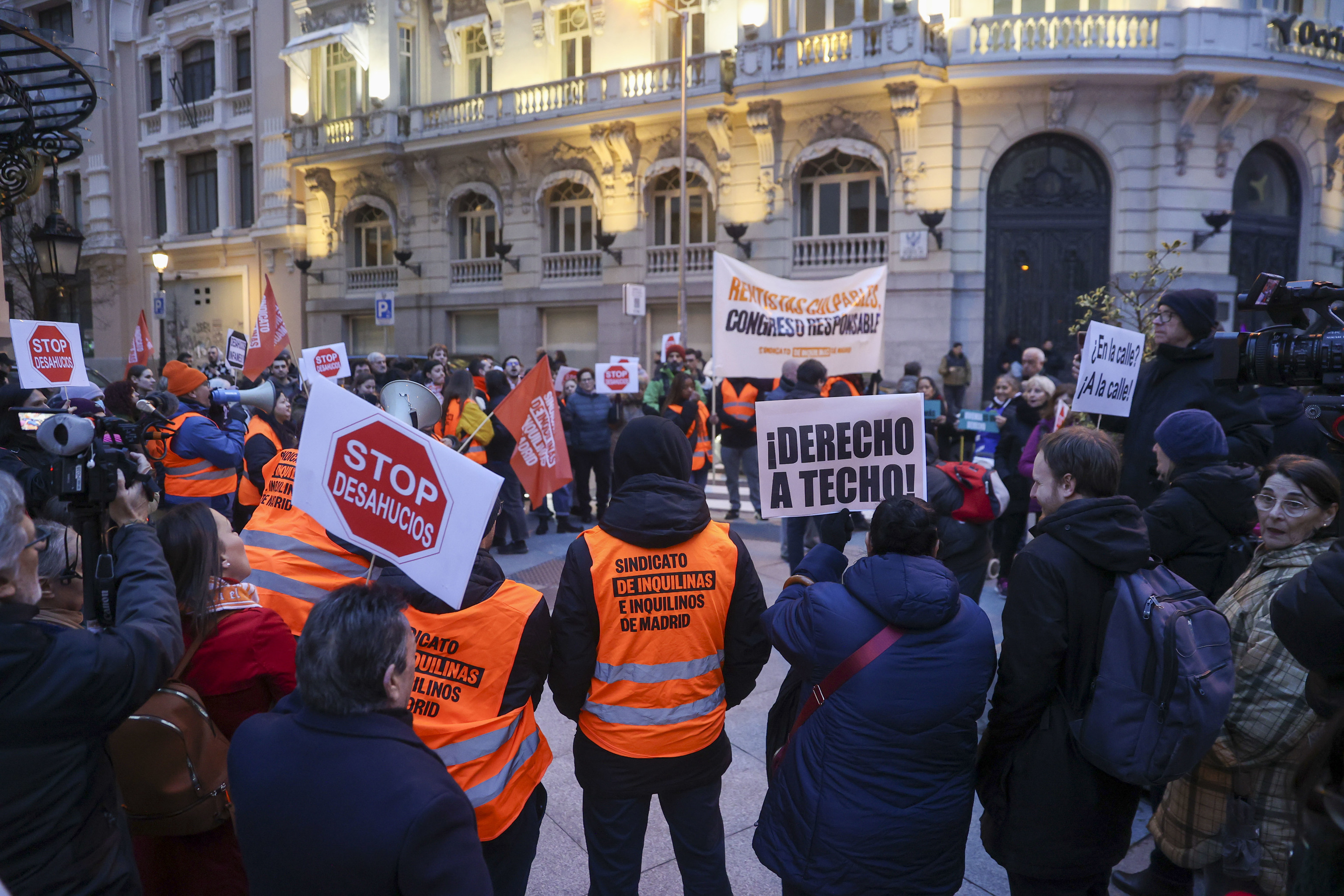 Un centenar de personas reclaman medidas contra los desahucios ante la ...