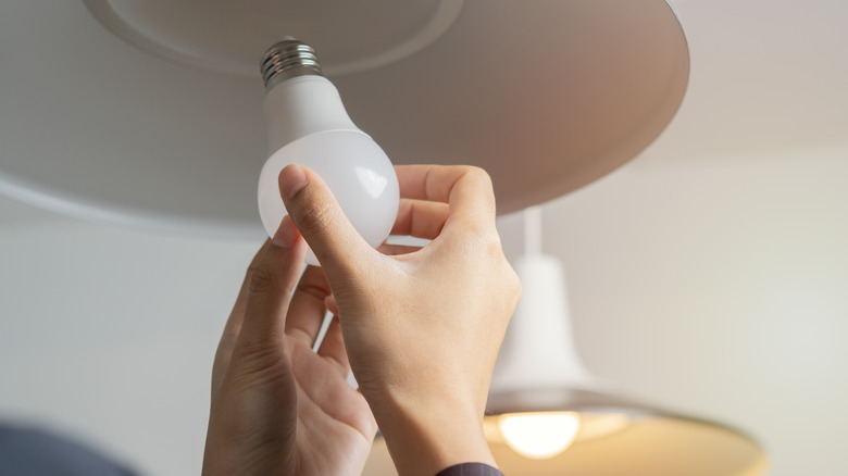 How to troubleshoot flickering LED lightbulb issues