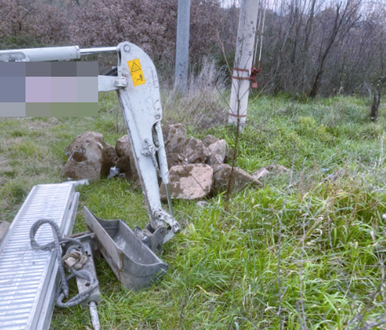 Basolato romano divelto per la fibra ottica: la denuncia dello scempio su un tratto della Francigena del Lazio (FOTO)