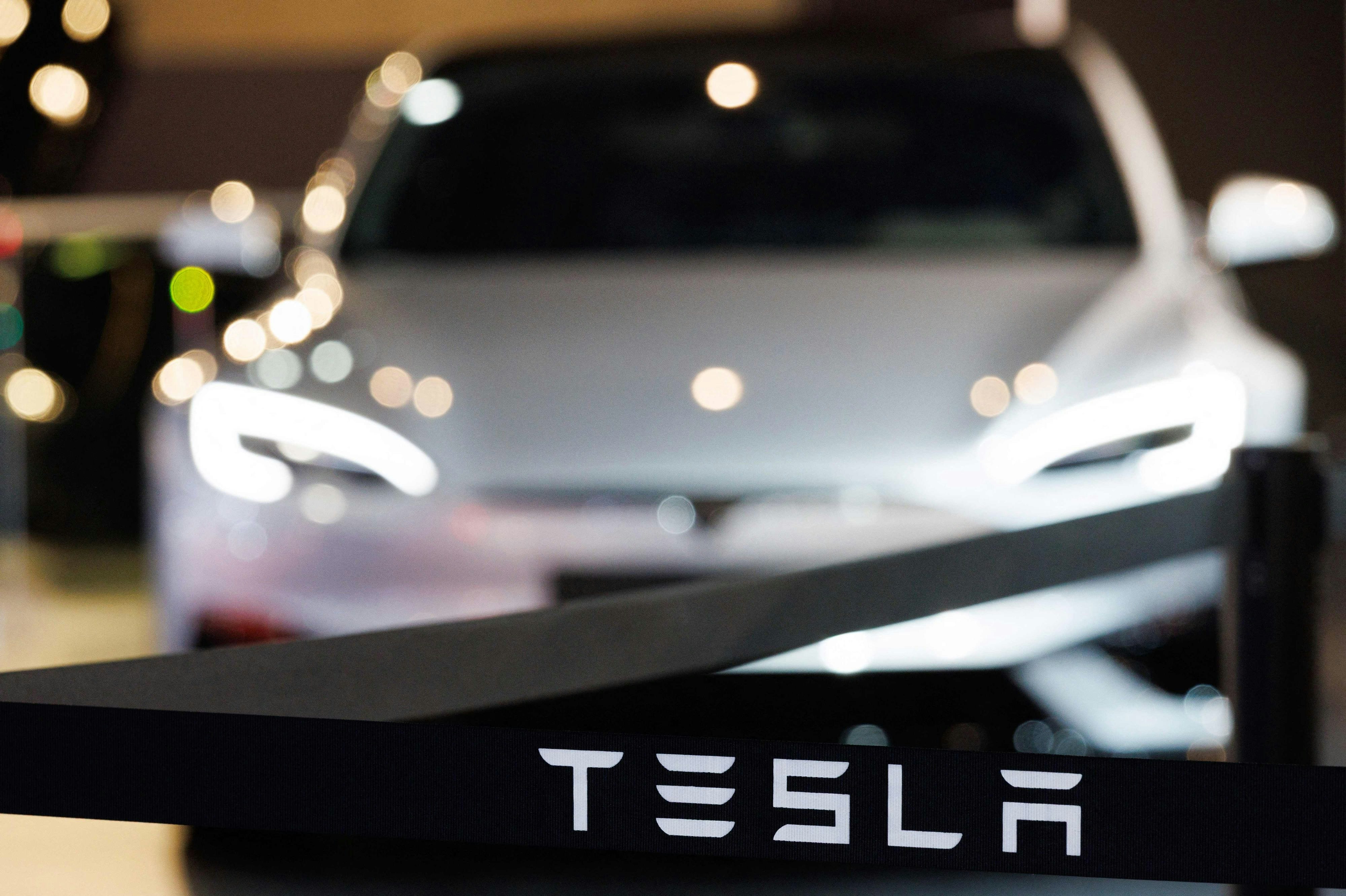 Auf deutscher Autobahn: Tesla überschlägt sich plötzlich bei fast 300 km/h