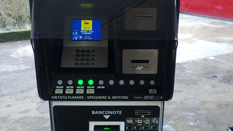 Places you should absolutely never use your debit card, according to ...