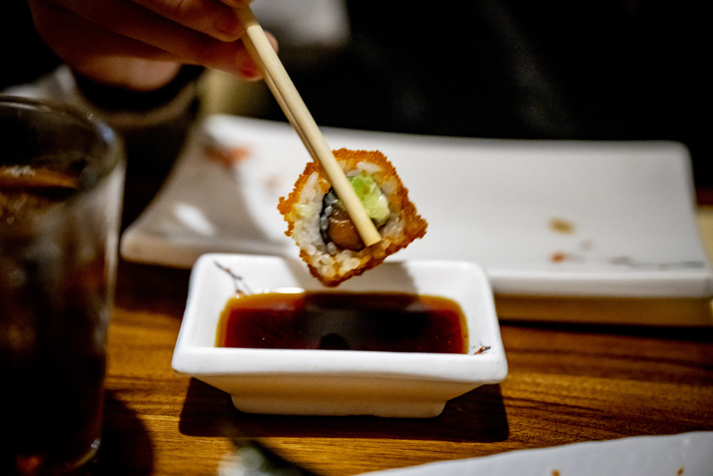 Klanten all-you-can-eatrestaurant betrapt op camera: sushi in bakjes ...