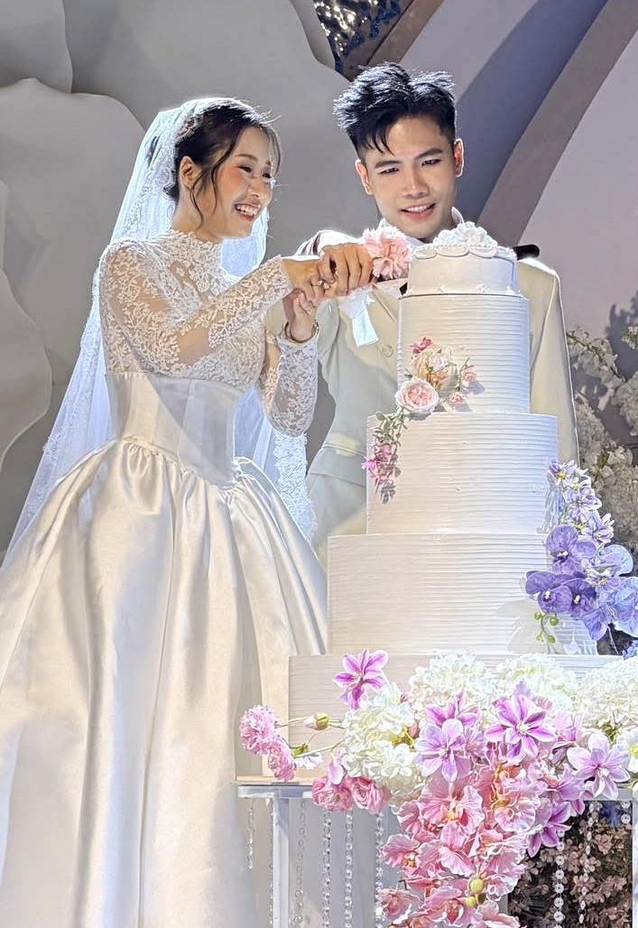 Rapper 'Yêu anh đi mẹ anh bán bánh mì' cưới