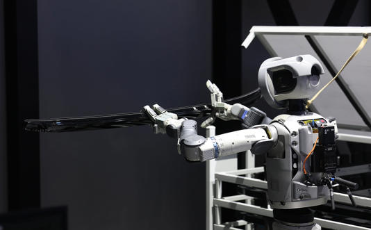 At the US Las Vegas Convention Center, where CES 2026 is held on the 7th, the humanoid robot 'Atlas' demonstrates moving parts. Hyundai Motor Group plans to establish a system to mass-produce 30,000 Atlas units annually by 2028 and deploy them at Hyundai Motor Group Metaplant America (HMGMA), its US factory. /Yonhap