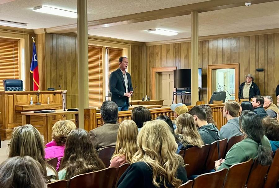 Rep. Pfluger meets constituents at Ballinger town hall
