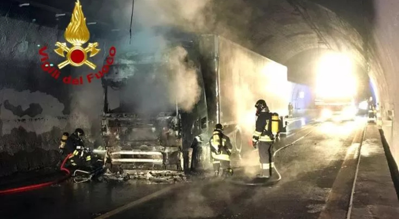 Autostrada A1 bloccata da un tir in fiamme in galleria, 16 chilometri ...