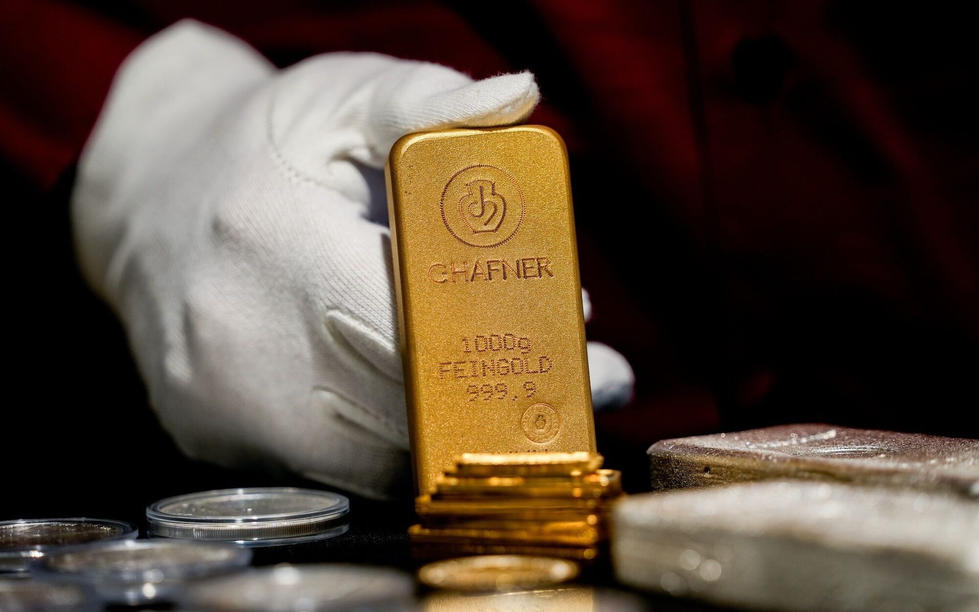 Gold prices plunge as market enters 