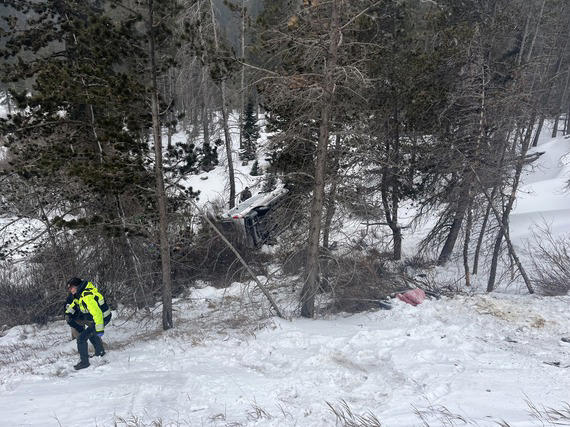 One dead after multi-car crash on I-70 with plow and van carrying ...