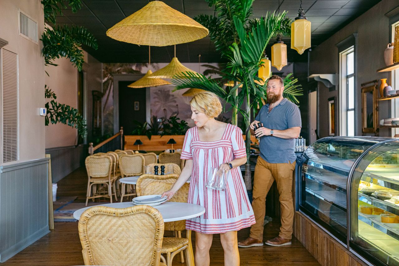 Erin Napier's 'handsome' doctor brother has HGTV fans swooning after he ...