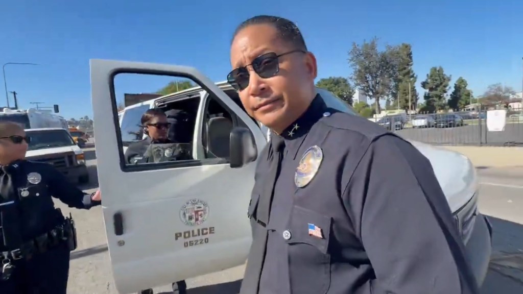 Disturbing moment professional protester Jason Reedy abuses top cop ...