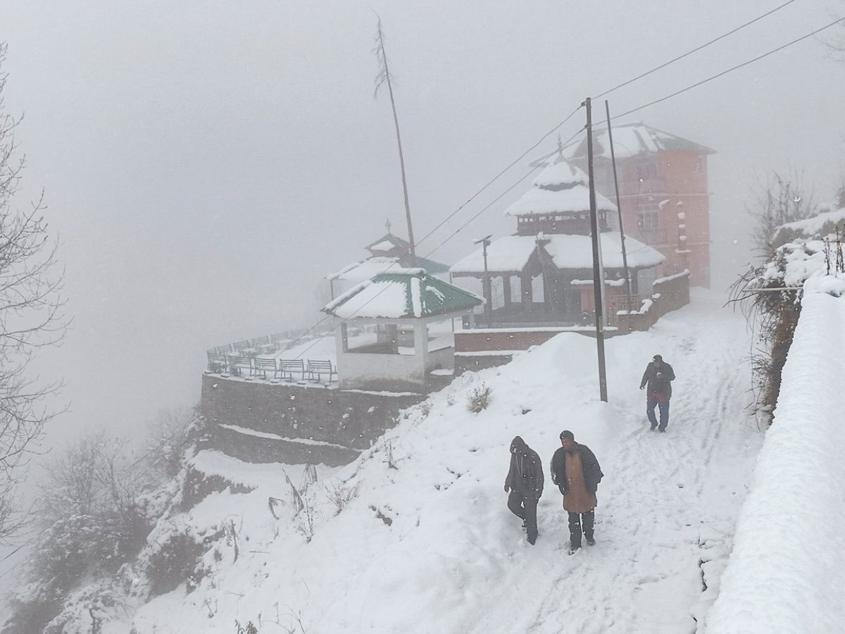 Heavy snowfall hits Himachal Pradesh: 600+ roads shut, power outages ...