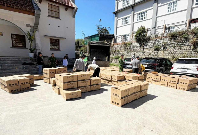 Lực lượng công an kiểm tra lô hàng là cà phê nghi giả được phát hiện trên xe tải. Ảnh: Phúc Khánh