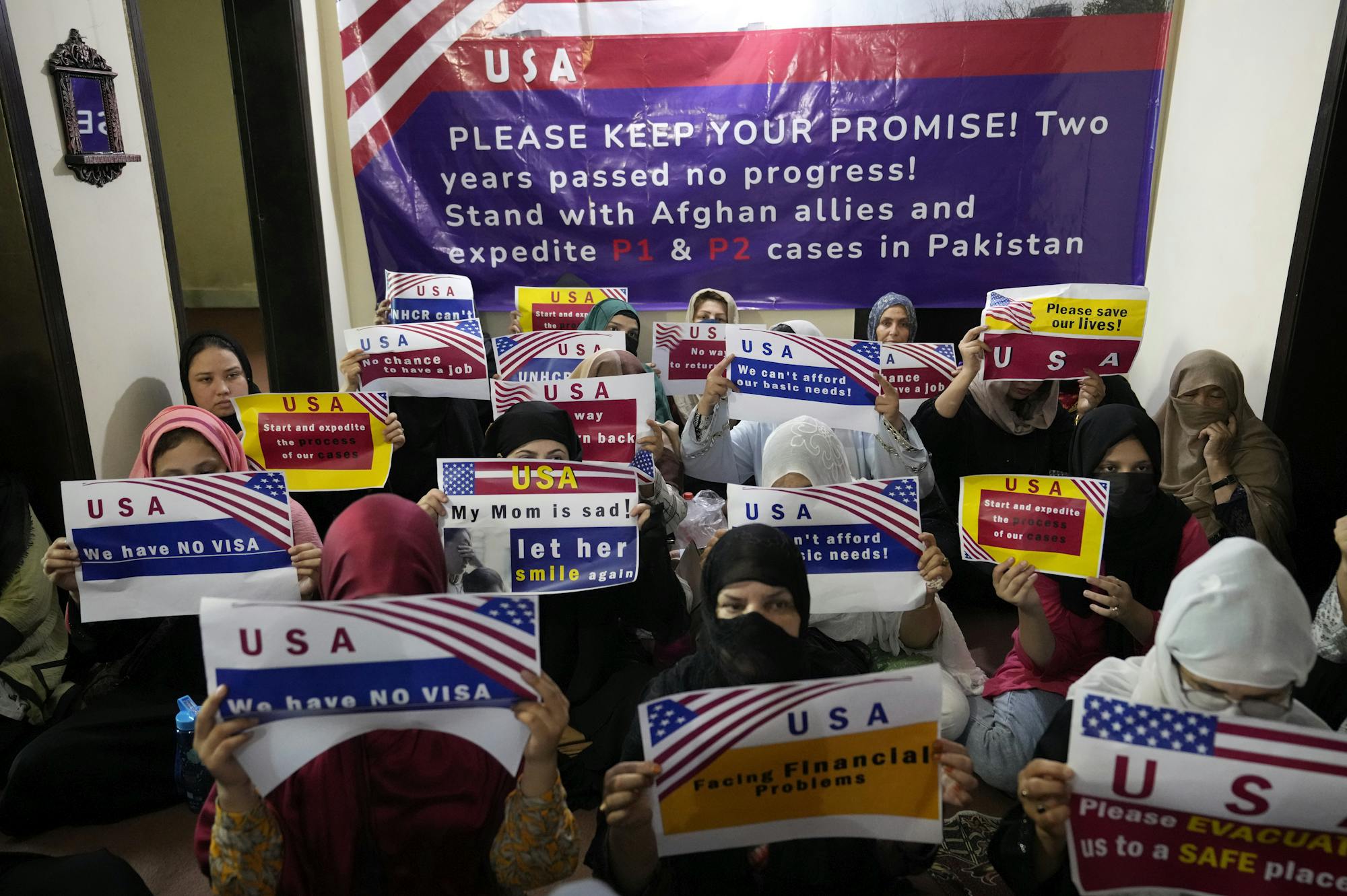 Afghan migrants stranded in Pakistan after the US suspends refugee ...