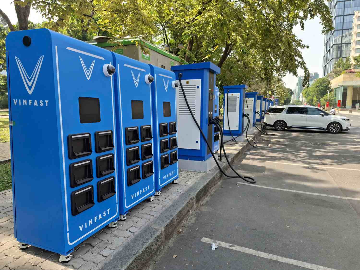 Lắp tủ đổi pin xe máy điện, đảm bảo chừa 1,5 m vỉa hè cho người đi bộ