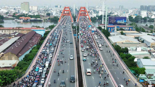 Ùn tắc trên cầu Bình Lợi ở TPHCM. Ảnh: Anh Tú