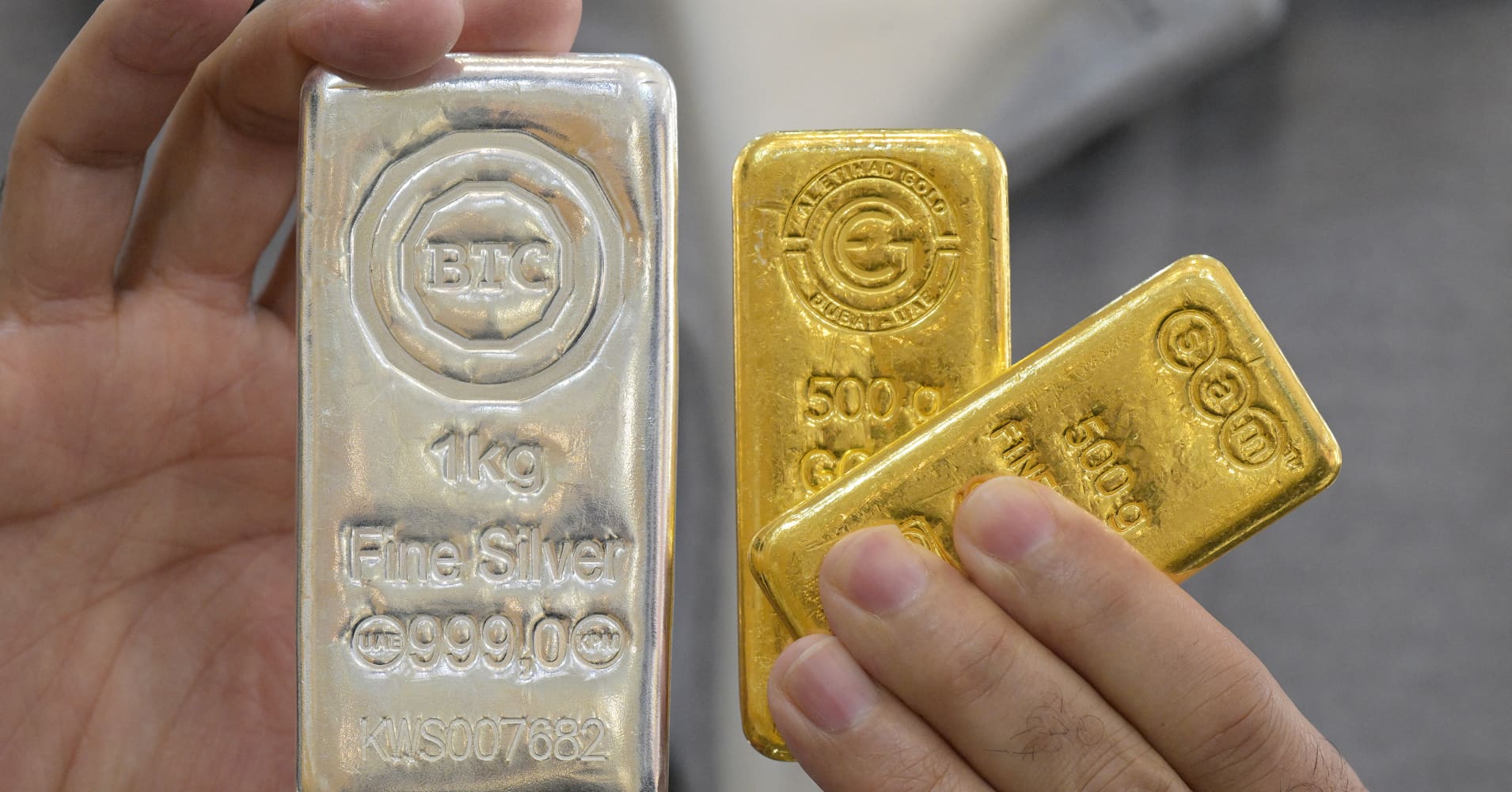 Gold rally stalls as prices drop 4% after a sharp run-up; Asia-Pacific stock markets trade mixed<br><br>