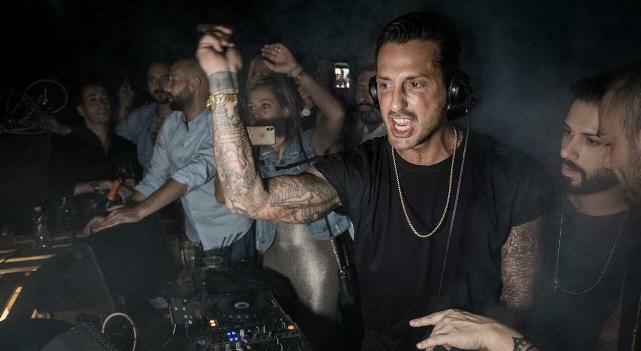 Tutto vero al Miami di Monsano, allo show dinner c’è Fabrizio Corona ...