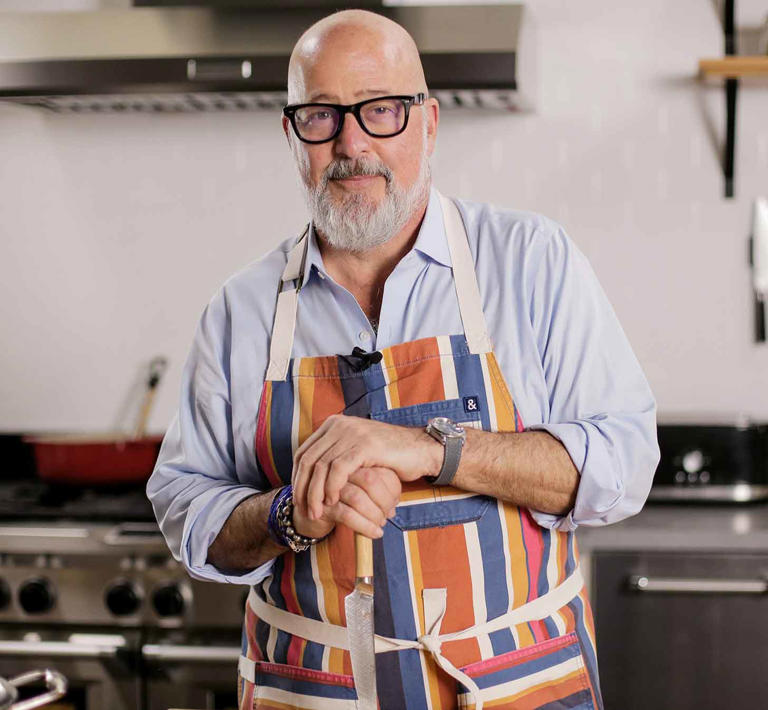 Andrew Zimmern feeds Minnesota neighbors amid ICE occupation: 'Please ...