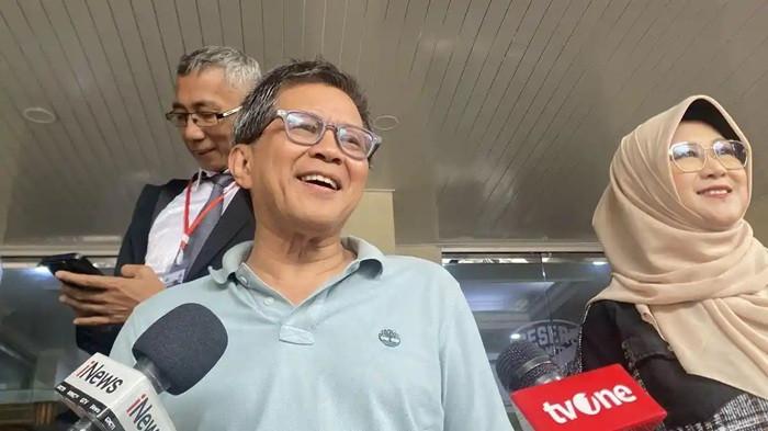 POLEMIK IJAZAH JOKOWI - Pengamat politik Rocky Gerung setelah diperiksa sebagai saksi untuk Roy Suryo cs soal kasus ijazah Jokowi di Mapolda Metro Jaya, Selasa (27/1/2026).(KOMPAS.com/HANIFAH SALSABILA) (Istimewa/(KOMPAS.com/HANIFAH SALSABILA))