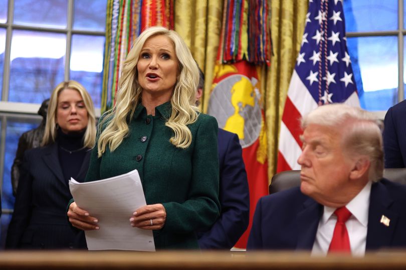 Trump appears to fall asleep in Oval Office during awkward moment in ...