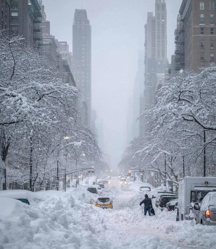 “You’re still coming to work, right?” 92 photos showing the aftermath