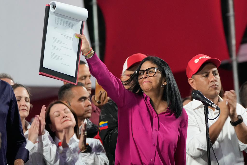 Presidenta encargada firma ley que flexibiliza control estatal de ...