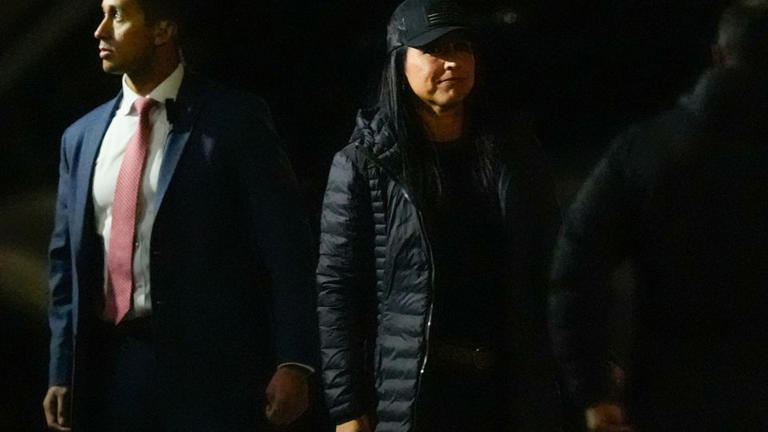 ¿Por qué Tulsi Gabbard está involucrada en la confiscación de las papeletas electorales de 2020? ¿Cómo podrían afectar las conspiraciones electorales a las elecciones intermedias?