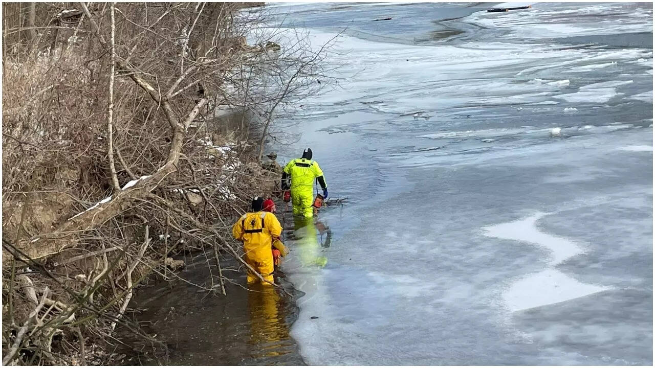 Helicopter crashes into Meramec River at Missouri state park; all ...