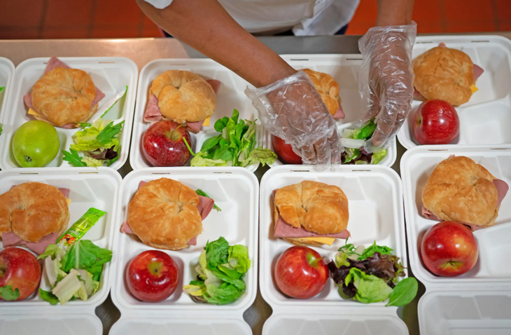 Các nước quản lý bữa ăn bán trú ra sao?