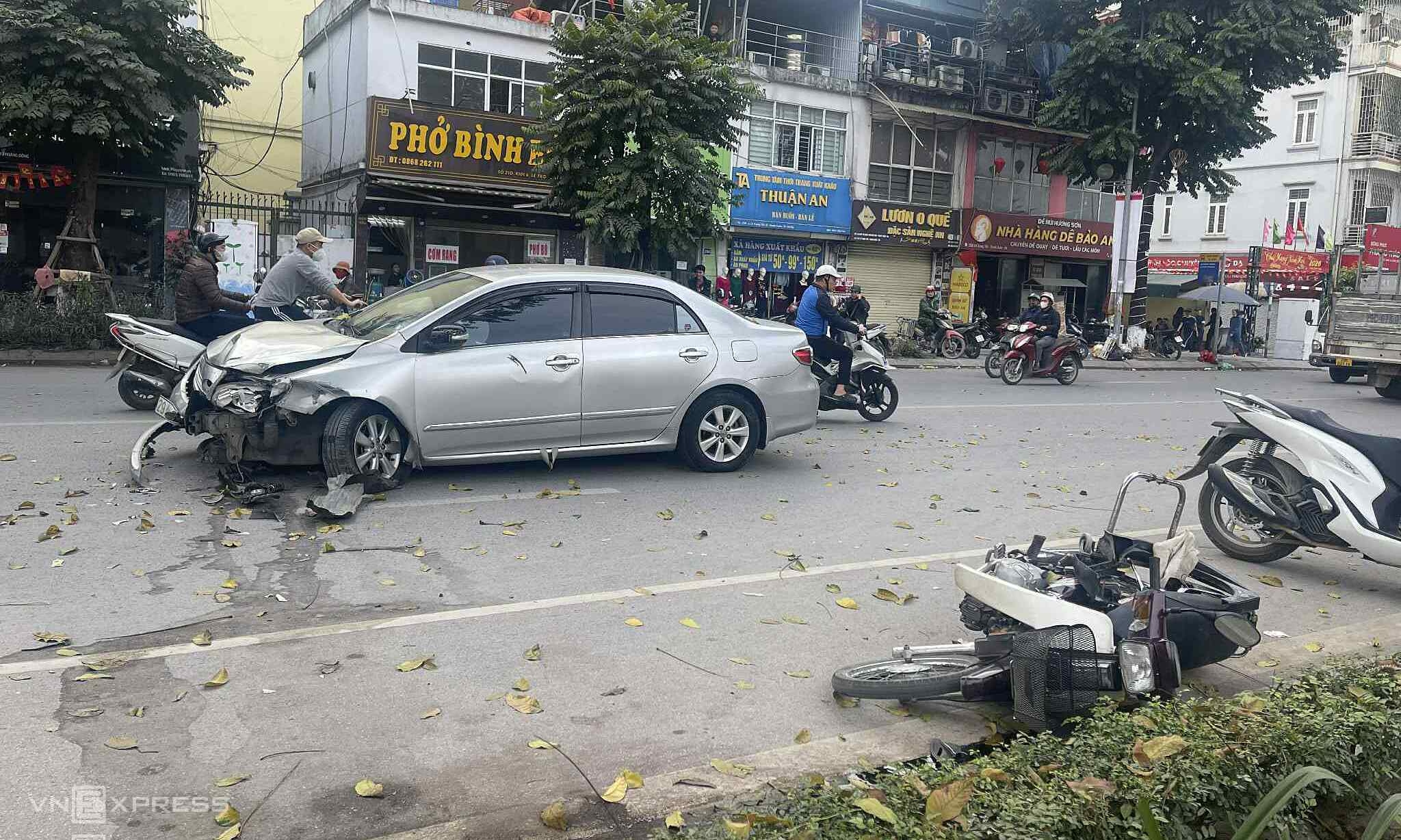 Ôtô gây tai nạn liên hoàn trên phố Hà Nội