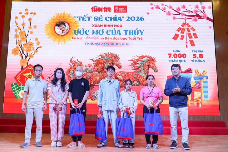 Mẹ của bệnh nhi mắc hội chứng Down, ung thư máu xúc động nhận quà Ước mơ của Thúy