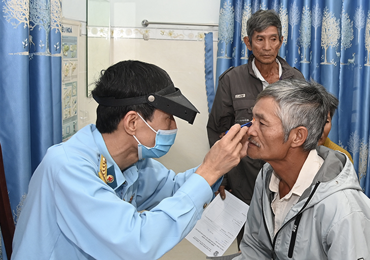 Tổ chức Xuân canh trời, bộ đội phòng không - không quân khám, phát thuốc ở Gia Lai