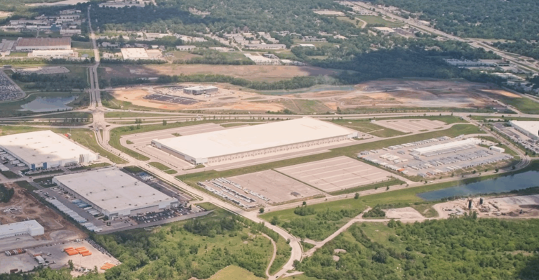 ICE compra almacenes para red de detención masiva, preocupando a residentes locales