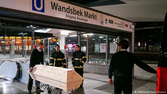 Germany news: Hamburg police investigating subway deaths<br>