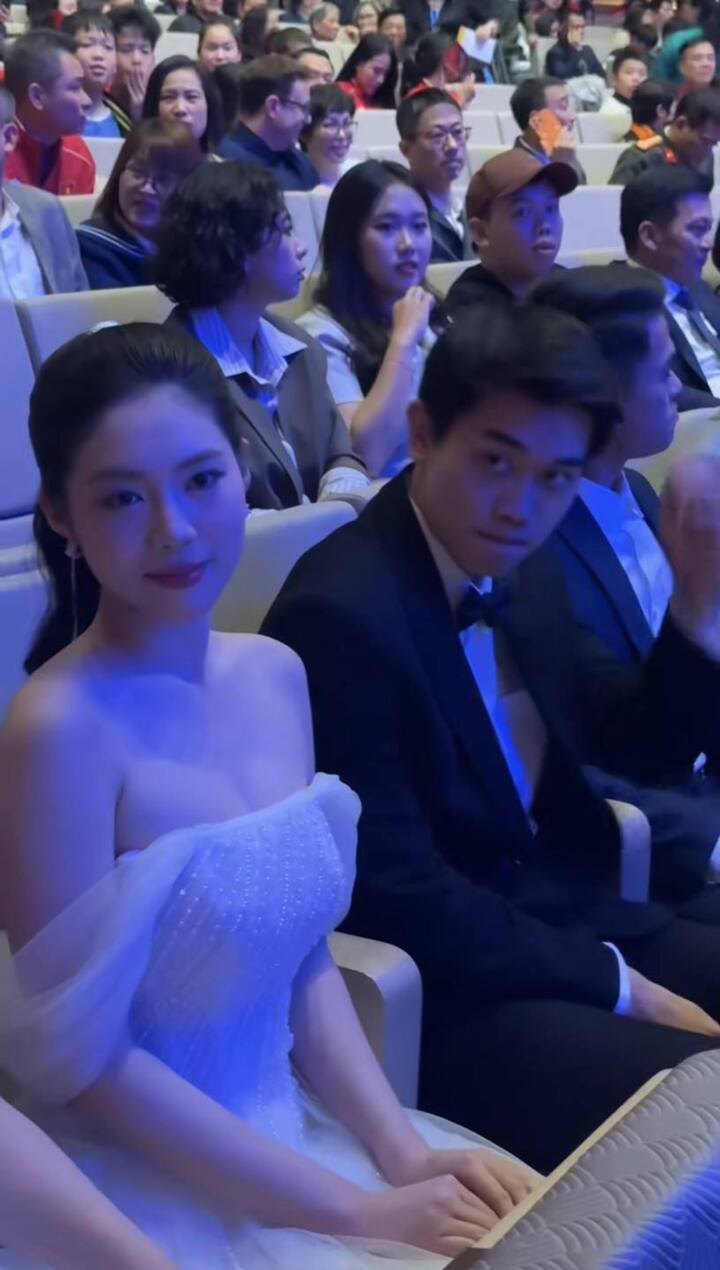 Dân mạng tìm kiếm thông tin Á hậu xinh đẹp xuất hiện cùng Đình Bắc